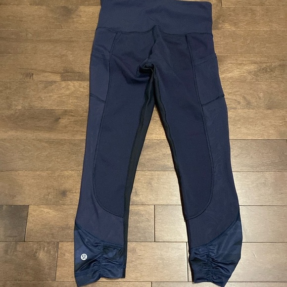 Lululemon - Crop 21” Capri Sz 4 blue stretchy camo leggings - Picture 3 of 17